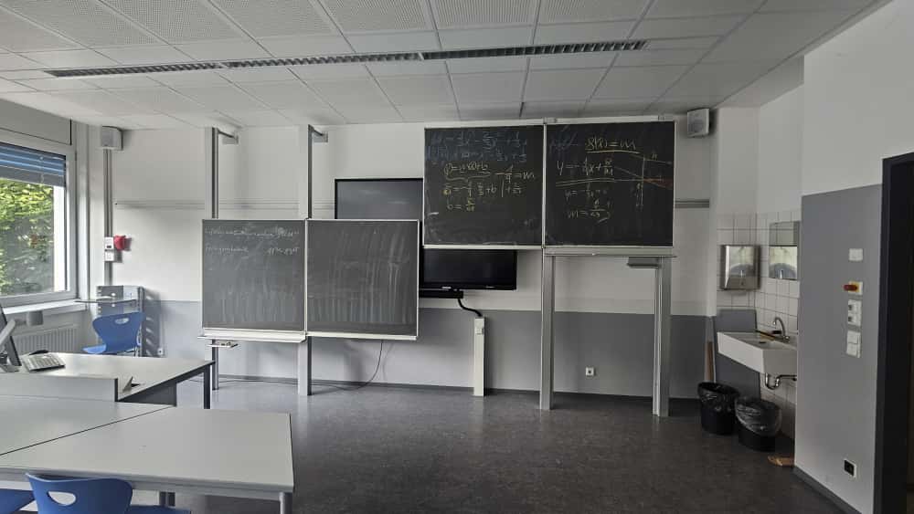 Klassenzimmer mit Schultafeln – echte Prüfsituation vor Ort